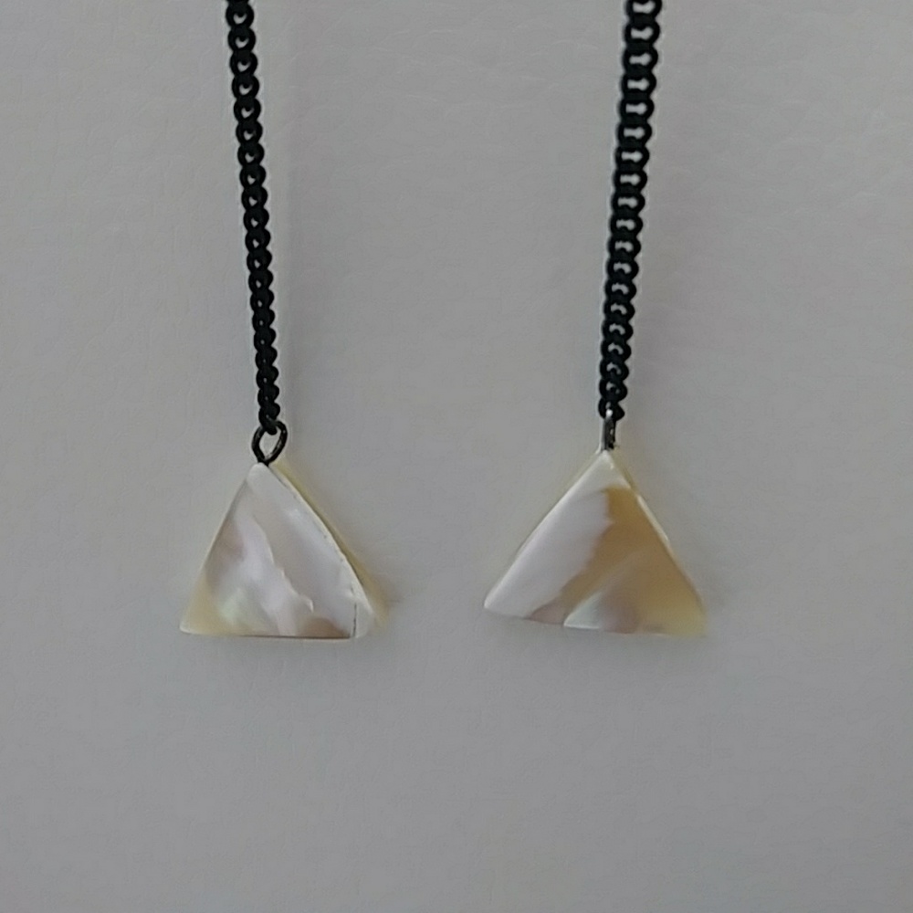 Pearl Shell Minimalist Triangle Earring - Picture 3 of 8